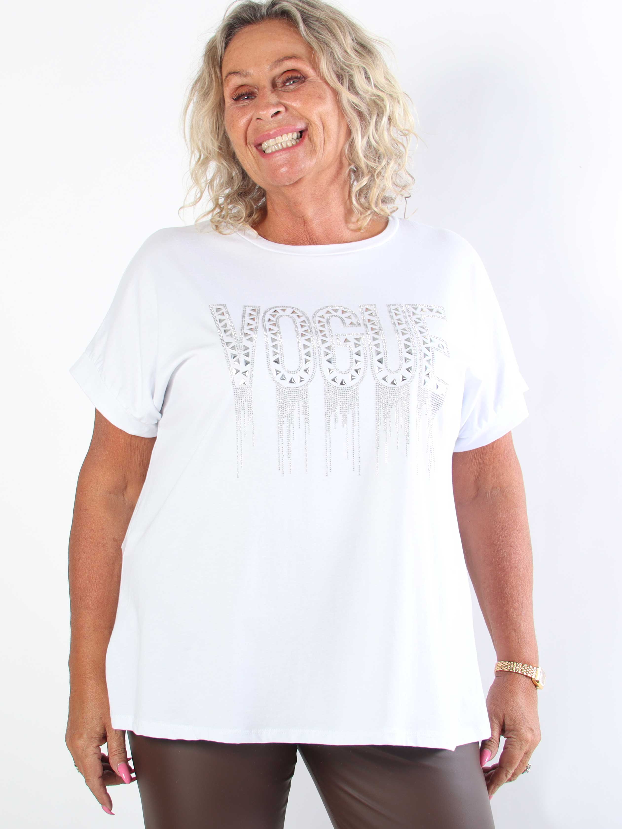 Carna - Plus size t-shirt i bomuld med VOGUE på brystet med fine similisten